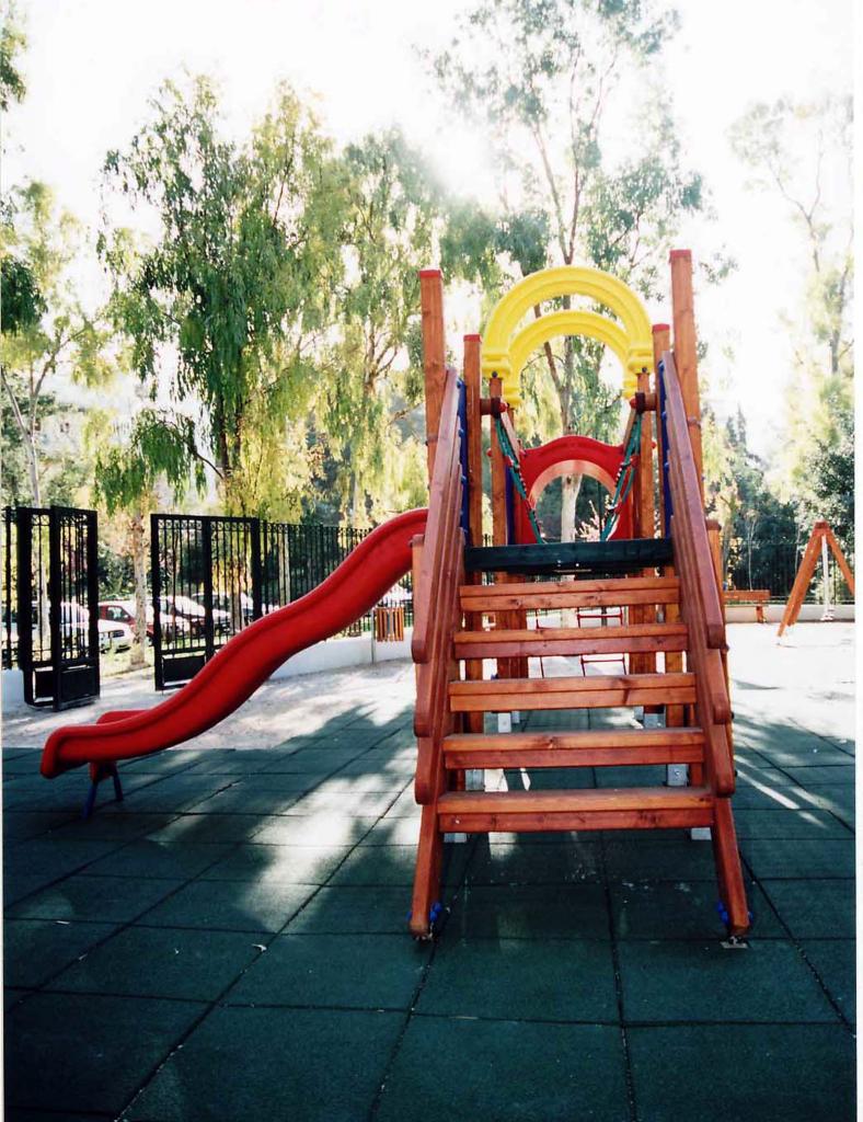 Τραγωδία: 3χρονος έκανε τσουλήθρα και κρεμάστηκε από τη μπλούζα του!