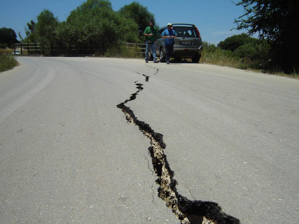 Κέρκυρα: Ανοιξε η γη κάτω από τα πόδια τους