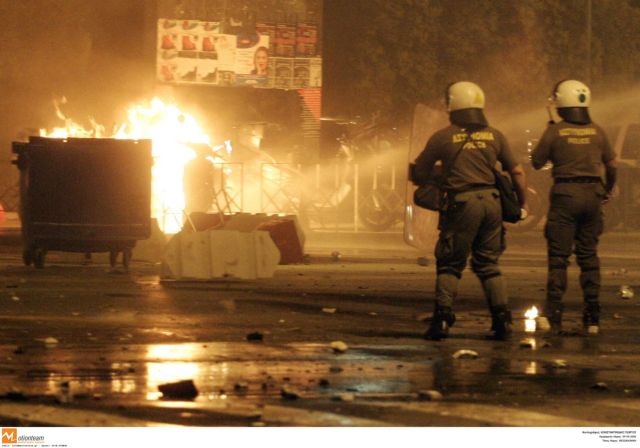 Θεσσαλονίκη: Επεισόδια μεταξύ αντιεξουσιαστών και ΜΑΤ [Βίντεο]