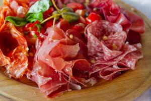 Τα αλλαντικά αυξάνουν τον κίνδυνο καρκίνου του μαστού