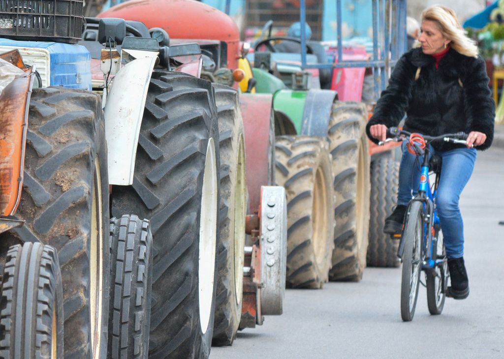 «Ζεσταίνουν» τα τρακτέρ οι αγρότες – Πού στήνονται τα μπλόκα