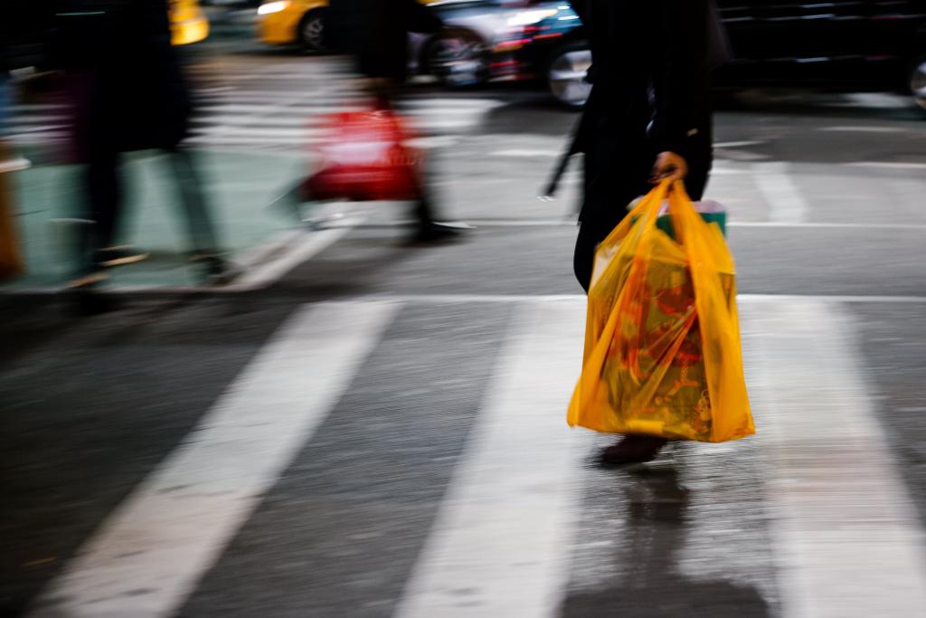 Διευκρινίσεις για τις πλαστικές σακούλες ζητούν οι έμποροι
