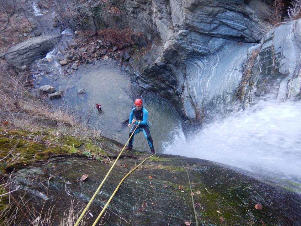 Γιόρτασαν το νέο έτος κατεβαίνοντας τον καταρράκτη στο Βελβεντό