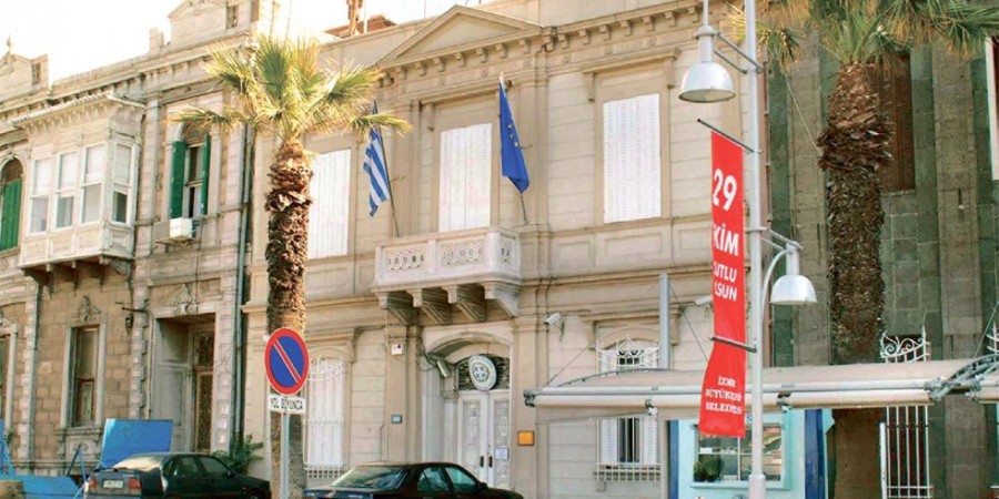 Επιχείρησαν να κάψουν το Ελληνικό προξενείο της Σμύρνης