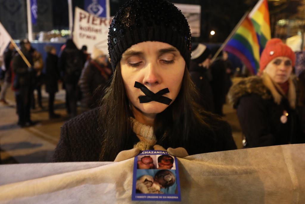 Πολωνία: Αυστηροποιεί τη νομοθεσία για τις αμβλώσεις