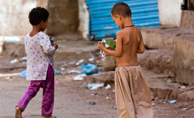 DW: Τα άστεγα παιδιά στο Μαρόκο ονειρεύονται την ΕΕ