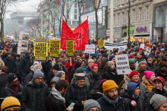Αυστρία: Μαζικές διαδηλώσεις κατά της συμμαχίας δεξιάς-ακροδεξιάς