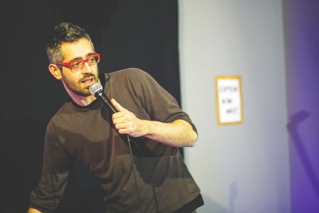 Ο Δημήτρης Χριστοφορίδης παίρνει το «Lower με C» στο θέατρο Άβατον