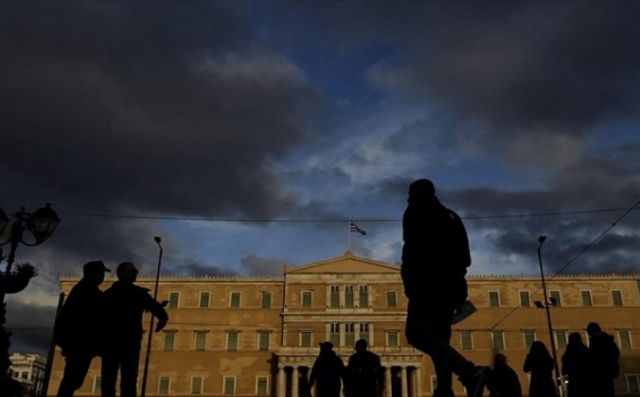 To 83% των Ελλήνων βλέπει ύφεση και το 2018
