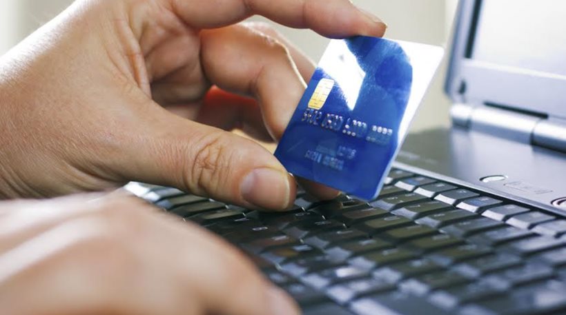 Ενας στους τρεις πληρώνει με κάρτα τις φορολογικές υποχρεώσεις του