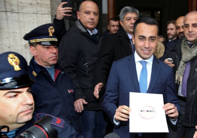 Το κίνημα Πέντε Αστέρων ξέχασε… την έξοδο από το ευρώ