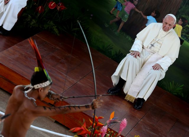 Με ιθαγενείς του Αμαζονίου συναντήθηκε ο Πάπας (φωτό)