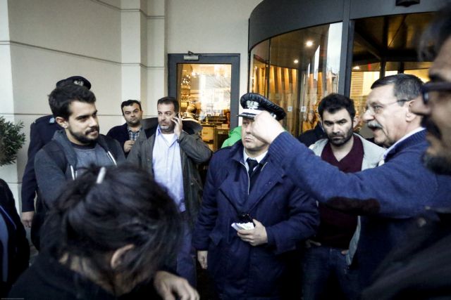 Διαμαρτυρία στην ΚΕ του ΣΥΡΙΖΑ για τις απολύσεις «Στο Κόκκινο»