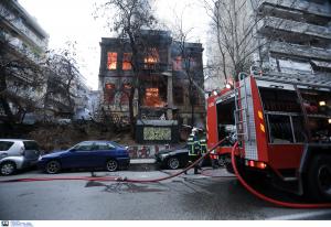 Θεσσαλονίκη: Στις φλόγες υπό κατάληψη κτίριο από αντιεξουσιαστές