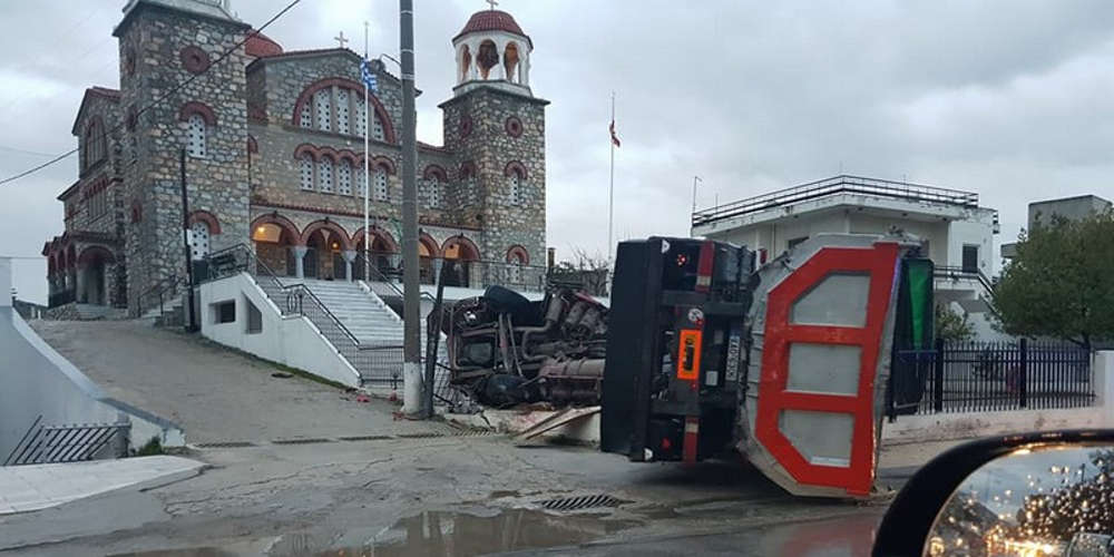 Νταλίκα αναποδογύρισε και έπεσε σε προαύλιο εκκλησίας