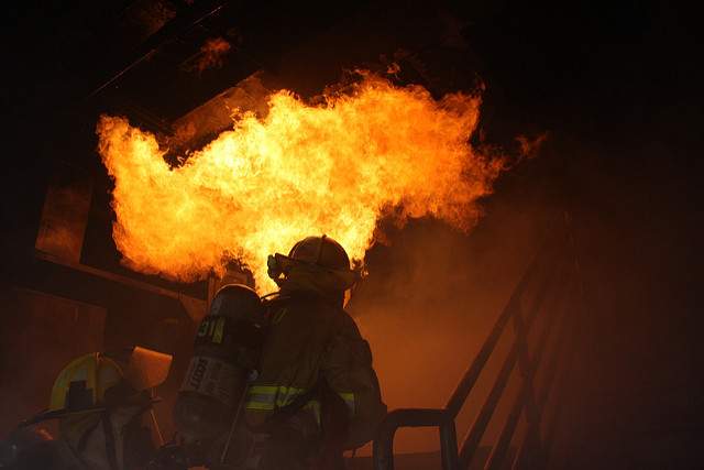 Φονική πυρκαγιά σε διαμέρισμα στοίχισε τις ζωές 7 παιδιών
