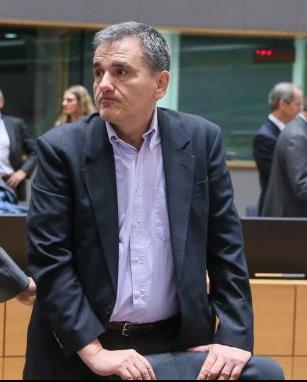 Εγκλωβίστηκε σε αδιέξοδο και δίνει κάλπ(η)κες υποσχέσεις