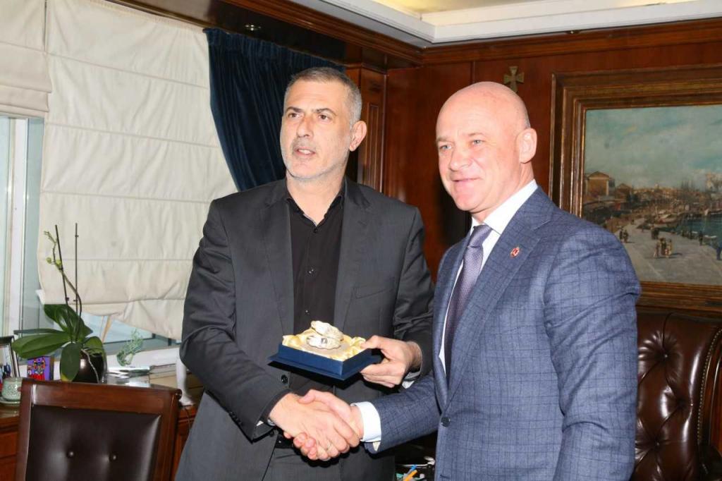 Τον δήμαρχο της Οδησσού δέχτηκε ο Μώραλης στον Πειραιά