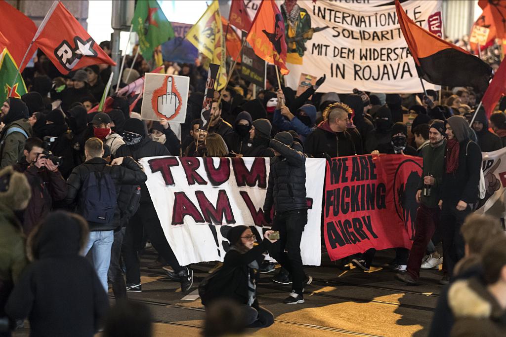 Ελβετία: Χιλιάδες διαδηλωτές εναντίον του Τραμπ