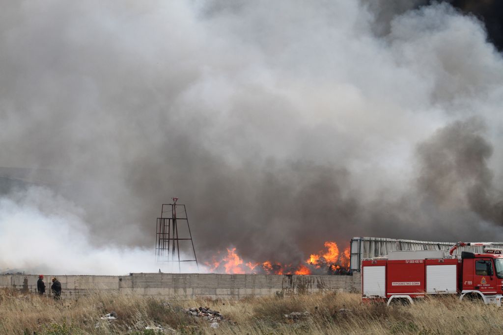 Ενας νεκρός από φωτιά σε εργοστάσιο στη Μάνδρα