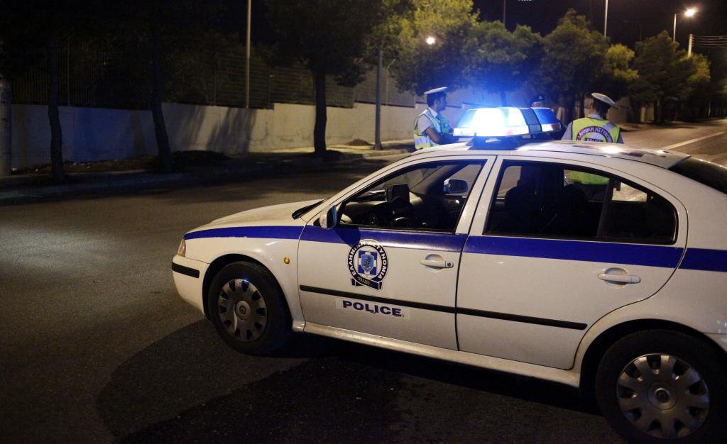 Πέντε άτομα επιτέθηκαν και λήστεψαν νεαρό ζευγάρι στου Φιλοπάππου