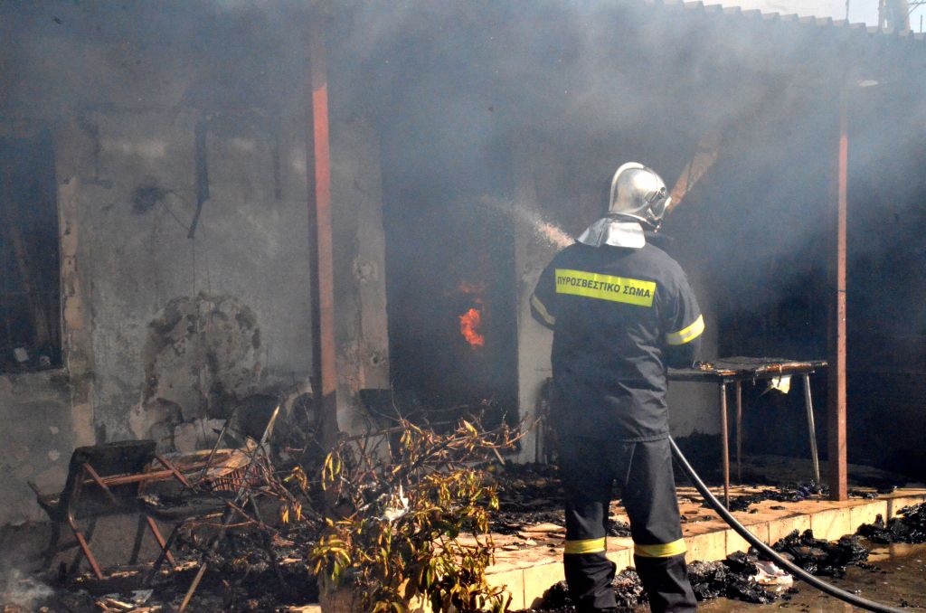 Στις φλόγες εργοστάσιο στη Μάνδρα Αττικής