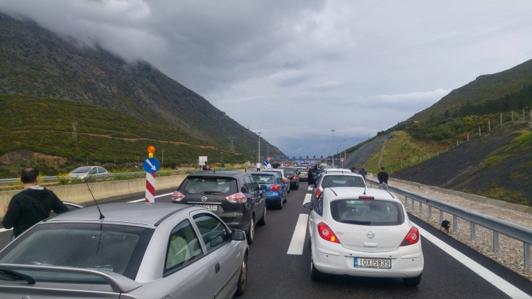 Απίστευτη ταλαιπωρία στις εθνικές οδούς με ουρές χιλιομέτρων