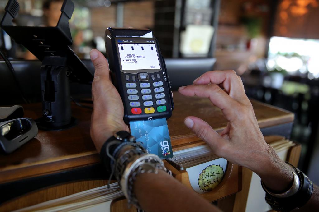 Τι ισχύει για τις προμήθειες των τραπεζών σε πληρωμές με κάρτα