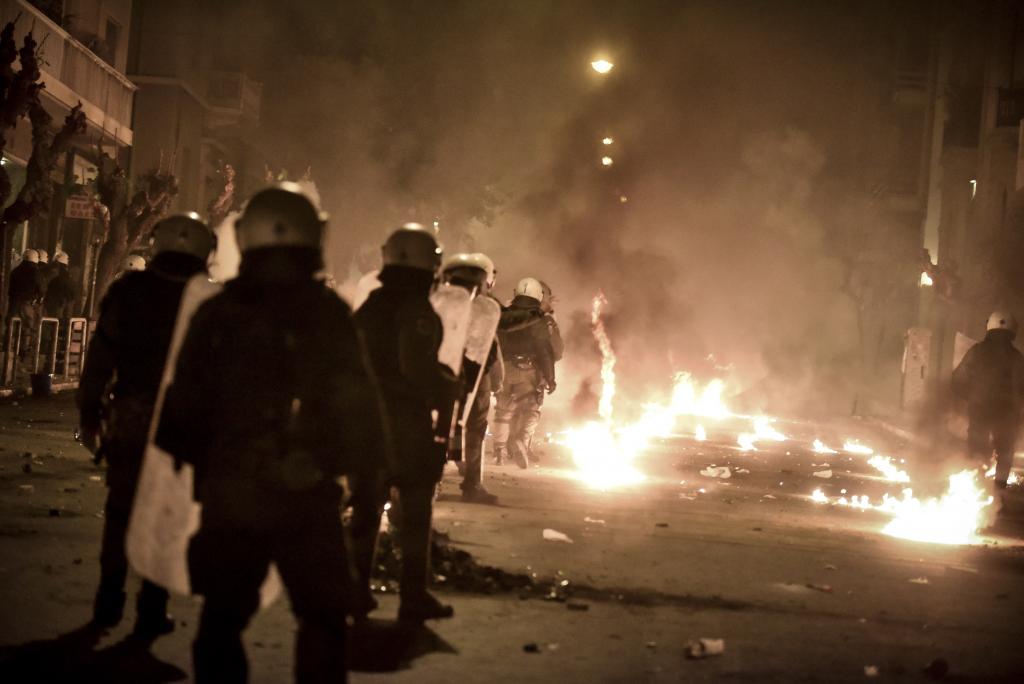 Νέες επιθέσεις εναντίον ΜΑΤ στα Εξάρχεια