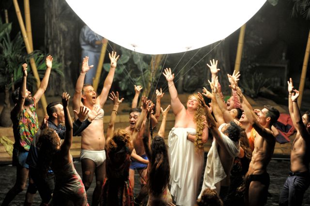 Οι «Ορνιθες» του Καραθάνου και της Στέγης πετούν για Μπρούκλιν