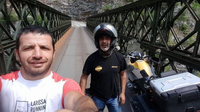 Στήνουν γλέντια σε ξεχασμένα χωριά