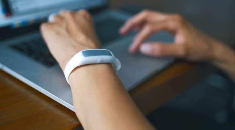 Ιταλία: Βραχιόλι «ελέγχου εργασίας» προκαλεί σάλο αντιδράσεων