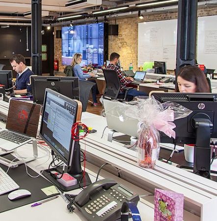 Υπάλληλοι γραφείου με τεχνικές ειδικότητες