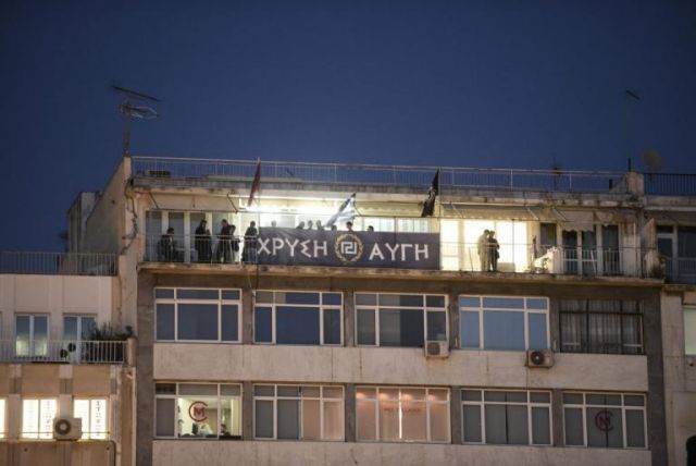 Επίθεση κουκουλοφόρων στα γραφεία της ΧΑ στον Πειραιά | tanea.gr