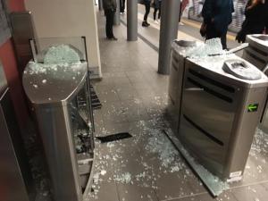 Επιδρομές με καταστροφές μηχανημάτων στους ΗΣΑΠ (φωτό)