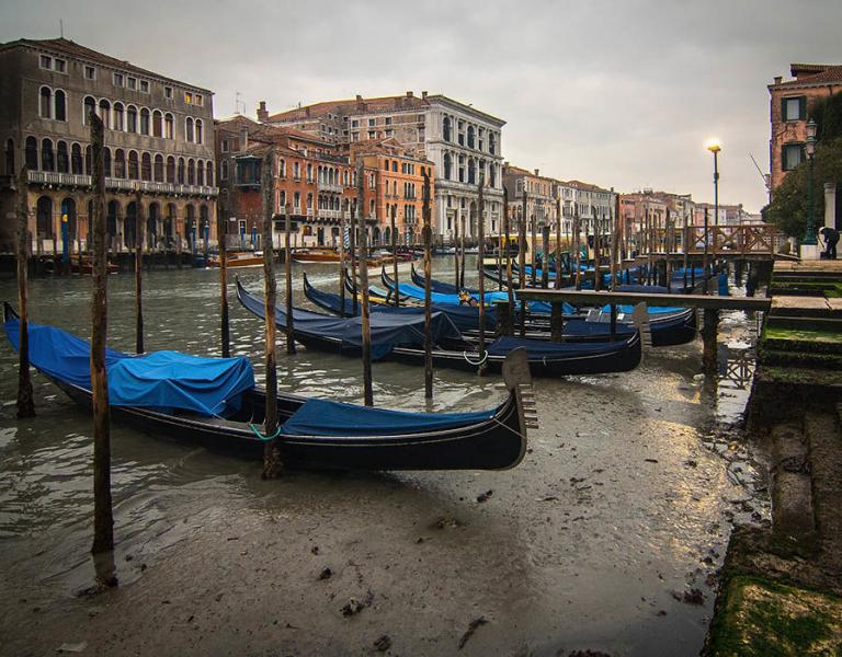 Τα κανάλια της Βενετίας «στέγνωσαν» | tanea.gr