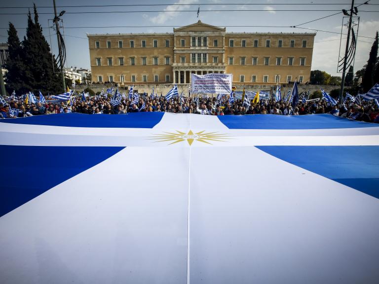 Το γύρο του κόσμου κάνει η τεράστια σημαία στο Σύνταγμα | tanea.gr