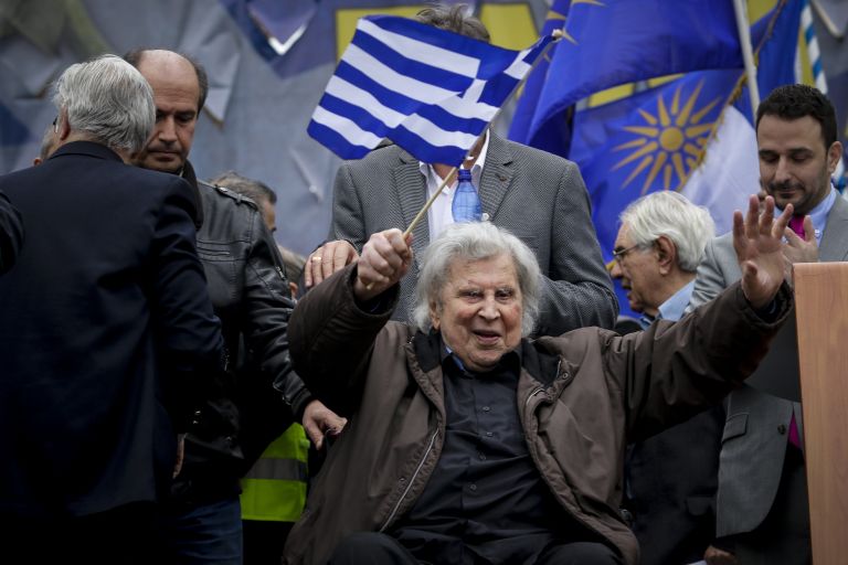 Μπαράζ επιθέσεων από την κυβέρνηση κατά του Μίκη Θεοδωράκη | tanea.gr