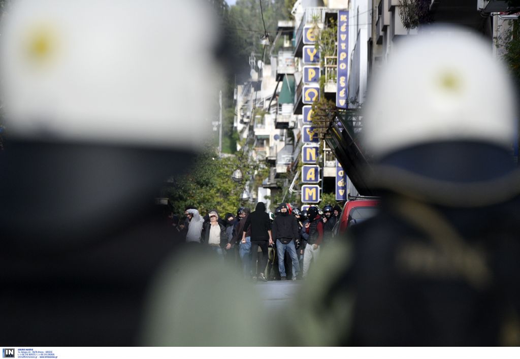 Επιτέθηκαν σε μοτοσικλετιστή που κρατούσε ελληνική σημαία