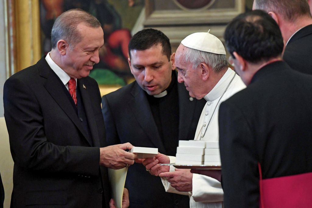 Ο πάπας Φραγκίσκος δώρισε στον Ερντογάν «τον Αγγελο της Ειρήνης»