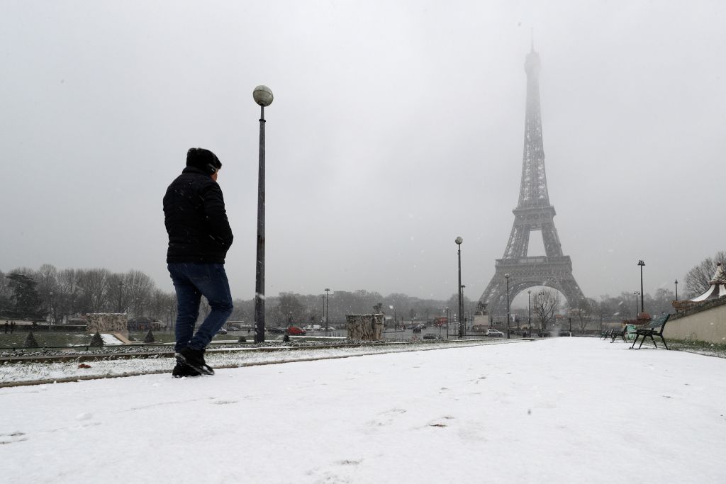 Το Παρίσι «ντύθηκε» στα λευκά: Κλειστός ο πύργος του Αιφελ