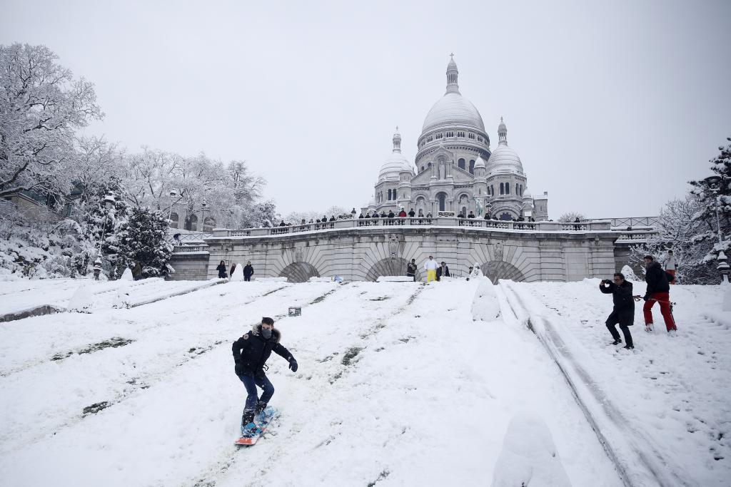 Χάος στο Παρίσι λόγω χιονιού – Εγκλωβισμένοι οδηγοί στην εθνική οδό