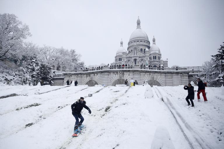 Χάος στο Παρίσι λόγω χιονιού - Εγκλωβισμένοι οδηγοί στην εθνική οδό | tanea.gr