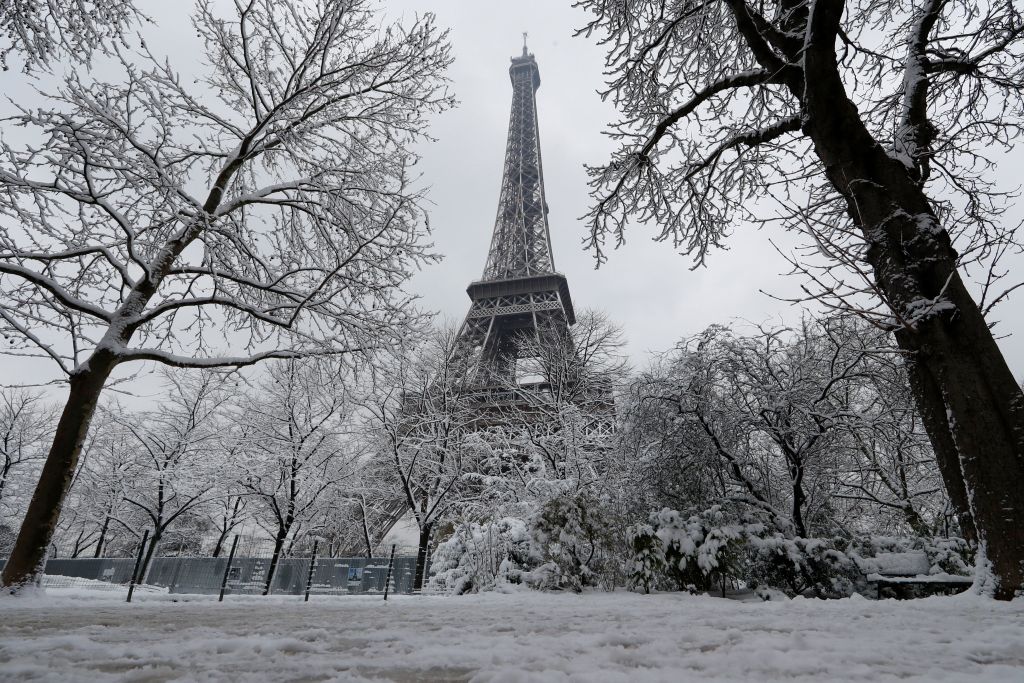 Παρίσι: Σε «λευκό μανδύα» η πόλη του φωτός