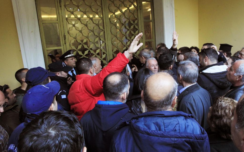 Ιερός πόλεμος για την εκλογή Μητροπολίτη Μάνης (βίντεο)