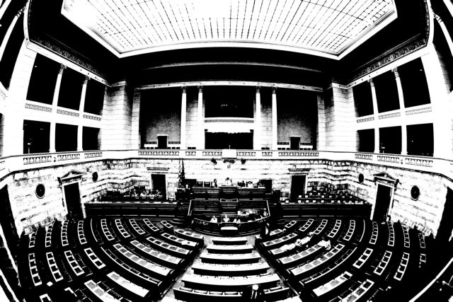 Το πολιτικό σκηνικό στις φλόγες