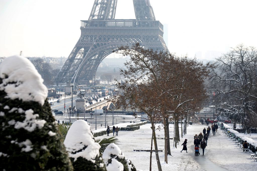 Το χιόνι έκλεισε τον Πύργο του Άιφελ – Ακυρώσεις πτήσεων στο Ορλί