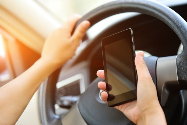 Oι Γάλλοι απαγορεύουν την χρήση κινητού στο αυτοκίνητο | tanea.gr