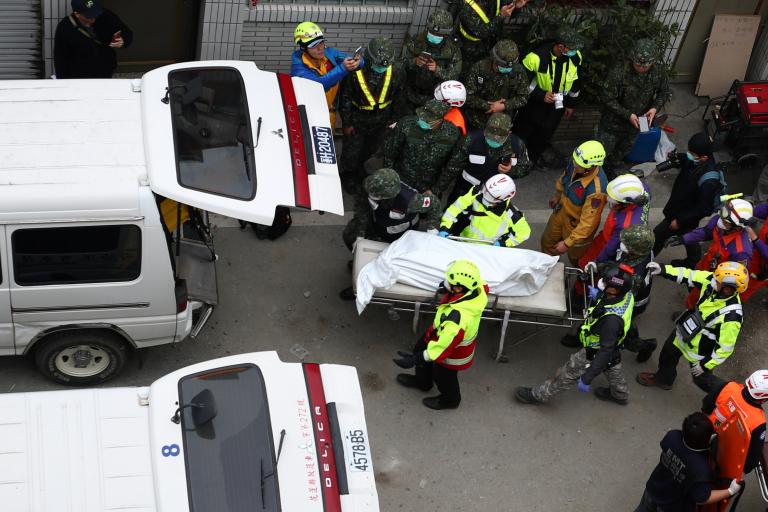 Χονγκ Κονγκ: Τουλάχιστον 19 νεκροί από ανατροπή διώροφου λεωφορείου | tanea.gr