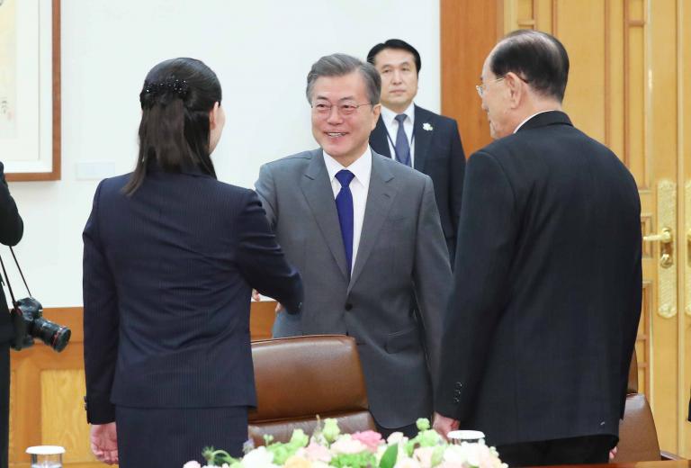 Ο Κιμ Γιονγκ Ουν προσκάλεσε στην Πιονγκγιάνγκ τον νοτιοκορεάτη πρόεδρο Μουν | tanea.gr